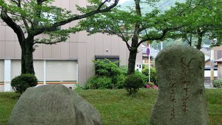 小浜公園の入口にあります