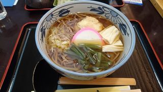 駅前にあるゆば推しのレストラン。