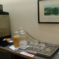 無料朝食のドリンクコーナー