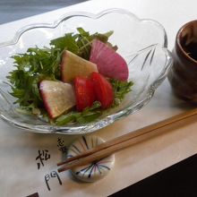 最初に供されるドレッシングに拘る地場野菜サラダ