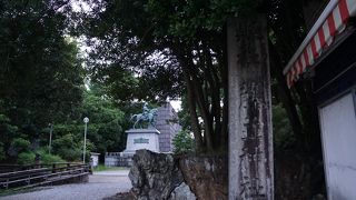 入口に立っている石碑だけ