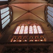 ドイツ現代画家・ゲハルトリヒターのステンドグラスも必見