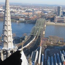 尖塔からケルン大橋を望む