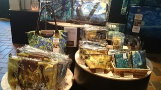 オリジナルグッズも豊富なミュージアムショップ