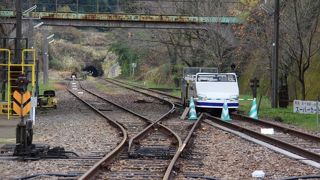 高千穂鉄道の線路を走る謎の列車