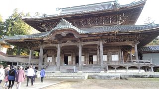 木彫りの町井波に建つ代表的建造物