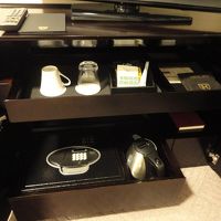 テレビ台の中にお茶やカップ、その下にセーフティボックス