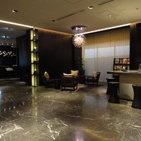 1階の様子(コンシェルジュデスクとバー)