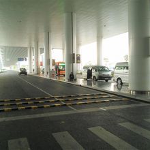 道路を渡った先に小さく86路線バスが見える