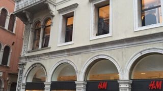 H&M (ヴェネチア店)