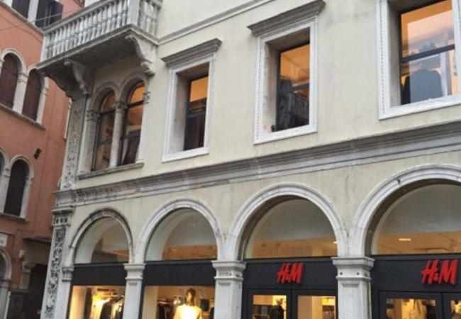 H&M (ヴェネチア店)