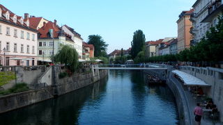 中心部を流れる川