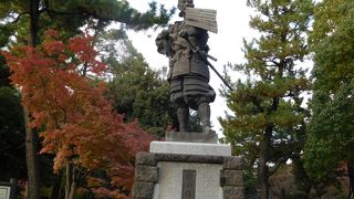 織田信長公の銅像があります