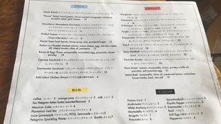 店内の窯で焼くピザ