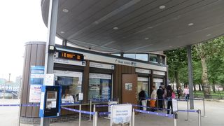 テムズ川クルーズを楽しみながらロンドンの街中へ