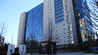 奇抜な建物が目を引く