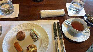 ピエール・エルメのスイーツを味わえます