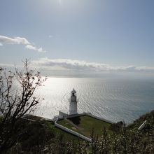 眼下には灯台が見えます