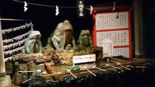 たくさんの蛙像