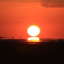 夕陽が滑走路に沈んでゆきます