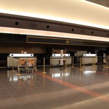 早朝オープン前のカウンター