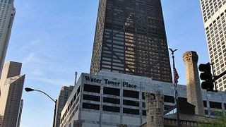 シカゴの摩天楼を一望できるバーがあります