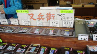 タニシ、ザリガニなど、変わったものがおいてある成田山の佃煮やさん