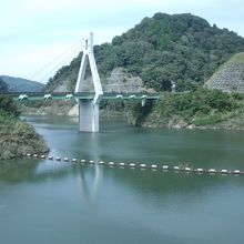 ダム湖（芙蓉湖）と仁賀大橋