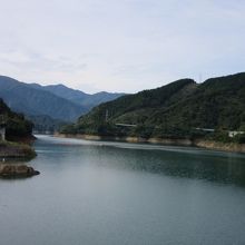 ダム湖（宮ヶ瀬湖）は芦ノ湖と同じぐらいの大きさ