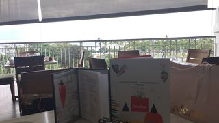 アラモアナショッピングセンターから海の眺め