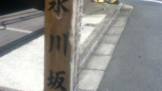 氷川神社北東側の坂