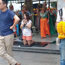 悩み事から、開放された人と、タイ舞踊にてお祓いの為に踊る人々