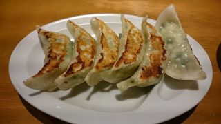 地下にあるきれいな餃子店