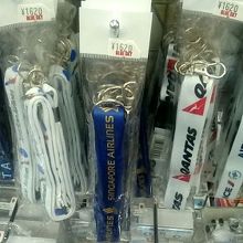 航空会社のロゴ入りストラップが販売されていました
