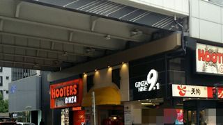 首都高の高架下を利用した商業施設