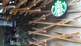 奇抜なデザインのスタバ