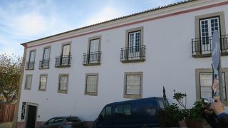 ディレイタ通りとサンタ・マリア広場に面しています。