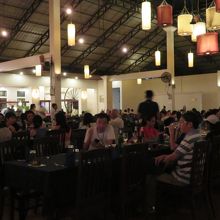 大きなレストラン内です