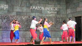 アプサラダンスショー鑑賞しながら食事を