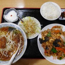 鶏肉とカシューナッツ炒め定食（これ+唐揚げが後から来ます）