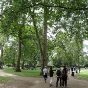 大英博物館近くの緑豊かな公園