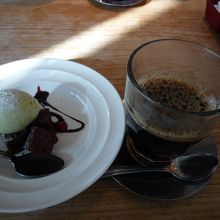 セットのデザートと追加注文のコーヒー