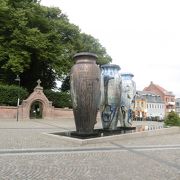 ロスキレ駅前の公園にある３つの壺のモニュメント
