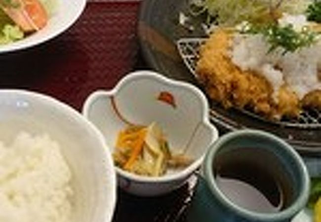 トンカツや瓦そばが食べられる定食屋