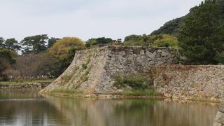 関が原に出陣せず天下を取り損ねた男・毛利輝元の銅像が出迎えて呉れます。
