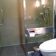 シャワールームは清潔感あり