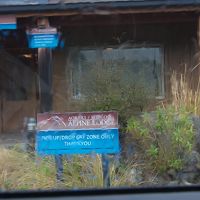 ホテル前　雨でした