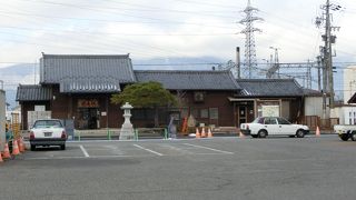 小さな可愛い駅舎の駅です。