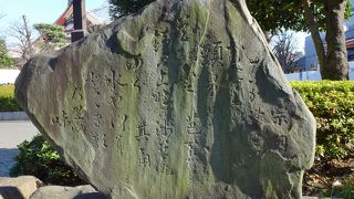 ３人の俳句が刻まれている碑は珍しい