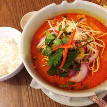 ランチのカオソーイは生春巻とご飯付き